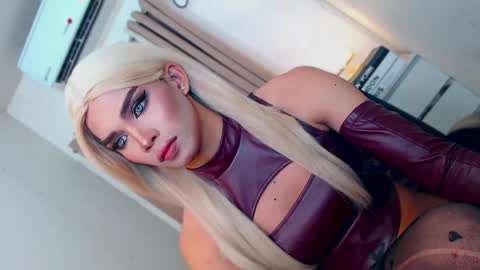 Snapshot of unique_taste69 chatting on April 15, 7:58 pm Miss Andrea online show from April 15, 7:58 pm