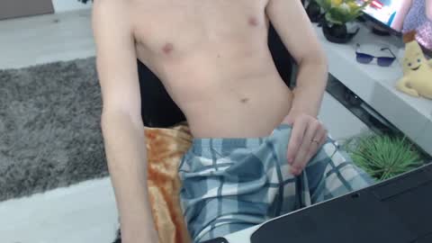 uniqueboy22 online show from April 6, 5:36 pm