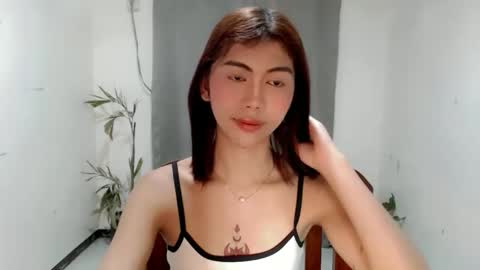 Snapshot of ur_extra_petite chatting on May 5, 7:00 pm online show from May 5, 7:00 pm