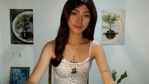 Snapshot of ur_extra_petite chatting on May 19, 9:32 pm online show from May 19, 9:32 pm