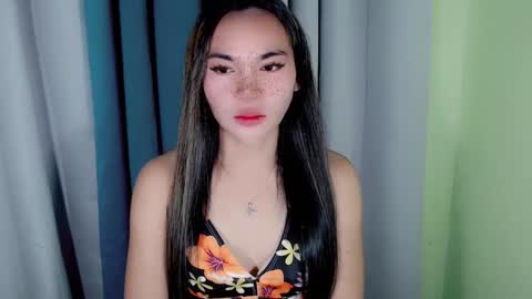 Snapshot of ur_innocent_girlx chatting on January 21, 4:32 am QUEENSY online show from January 21, 4:32 am
