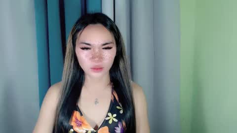 Snapshot of ur_innocent_girlx chatting on January 23, 5:10 pm QUEENSY online show from January 23, 5:10 pm