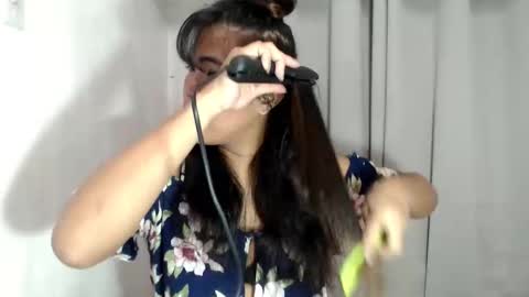 Snapshot of ur_krissyxxx chatting on April 8, 9:59 pm kriss online show from April 8, 9:59 pm