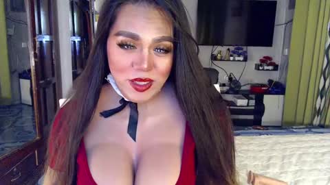 Snapshot of ur_majestyqueen_angelaxxx chatting on December 5, 10:12 pm QUEEN ANGELA online show from December 5, 10:12 pm