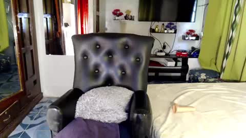 Snapshot of ur_majestyqueen_angelaxxx chatting on December 16, 1:53 am QUEEN ANGELA online show from December 16, 1:53 am