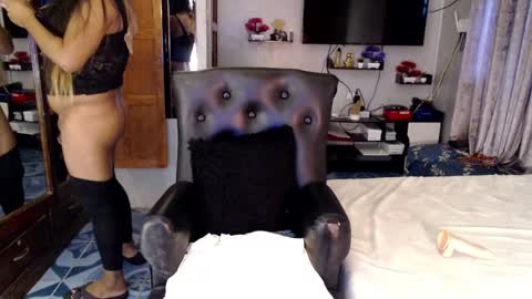 Snapshot of ur_majestyqueen_angelaxxx chatting on January 9, 2:43 am QUEEN ANGELA online show from January 9, 2:43 am