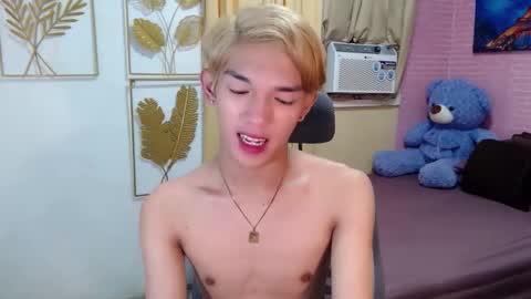 Snapshot of urasian_john20 chatting on April 12, 4:39 am urasian_john20 online show from April 12, 4:39 am