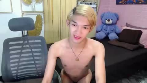 Snapshot of urasian_john20 chatting on May 18, 4:07 am urasian_john20 online show from May 18, 4:07 am