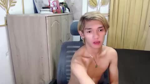 Snapshot of urasian_john20 chatting on June 9, 3:23 pm urasian_john20 online show from June 9, 3:23 pm