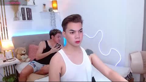 Snapshot of urdeityoflove_ chatting on October 6, 8:01 am rose and khristine online show from October 6, 8:01 am