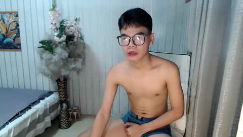 urdreamboy_doms online show from April 1, 9:21 am