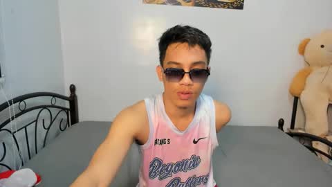 Snapshot of urfucker_vinz chatting on February 16, 4:30 am urfucker_vinz online show from February 16, 4:30 am