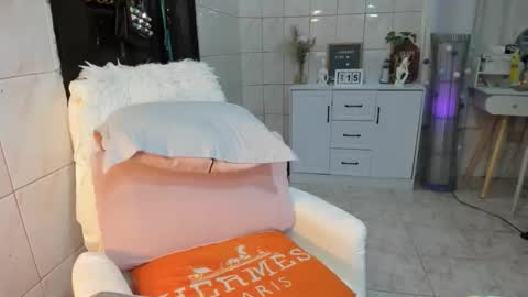 urhotmistress02 online show from January 15, 1:54 am