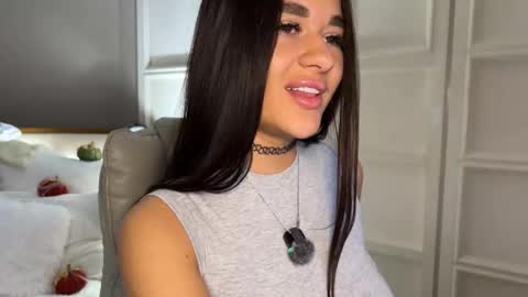 Snapshot of urlillshy chatting on October 25, 1:13 am Kristina online show from October 25, 1:13 am