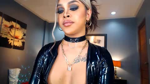 UrMajestyTyra online show from December 17, 2:55 am