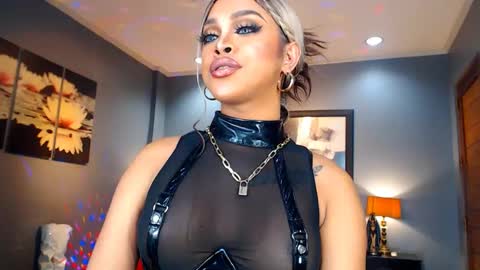 UrMajestyTyra online show from December 22, 2:17 am