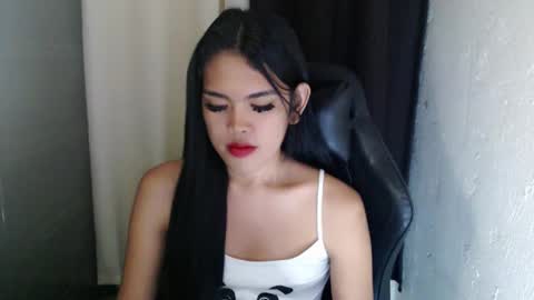Snapshot of urpinayjenfuckerxxx chatting on February 13, 2:01 am Jenny online show from February 13, 2:01 am