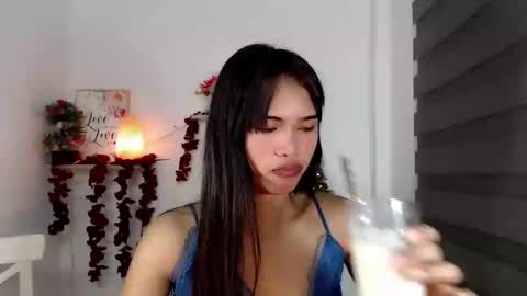 ursandra_xx online show from March 3, 8:11 pm