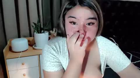 Snapshot of ursweet_ashley chatting on February 9, 3:22 am online show from February 9, 3:22 am