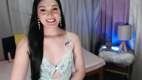 Snapshot of ursweetts69 chatting on February 25, 2:25 am Camela online show from February 25, 2:25 am