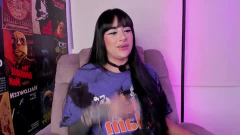 Snapshot of uveuvedee chatting on September 12, 4:23 am Val help me get 100 thumbs up 3 online show from September 12, 4:23 am