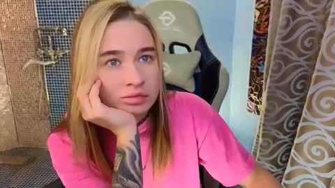 Leila online show from October 3, 9:34 pm