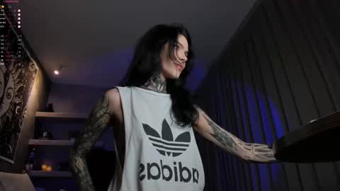 Snapshot of uwu_eva chatting on February 1, 7:01 pm Eva online show from February 1, 7:01 pm