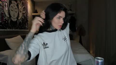 Snapshot of uwu_eva chatting on February 3, 6:57 pm Eva online show from February 3, 6:57 pm