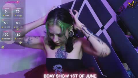 Vainilla Independent model online show from May 17, 12:19 am