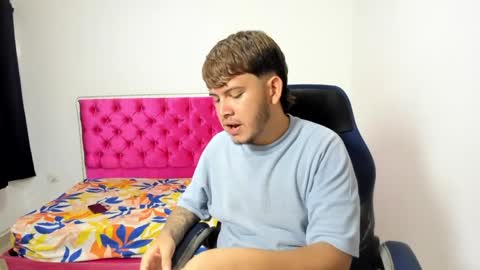 Snapshot of val_andbry chatting on April 6, 7:26 pm val_andbry online show from April 6, 7:26 pm