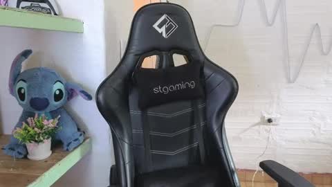 Snapshot of val_mendoza chatting on February 27, 7:58 pm Val online show from February 27, 7:58 pm