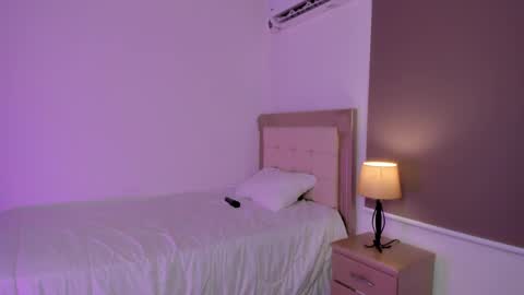 HI IM NEW online show from January 4, 4:00 pm