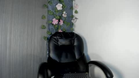 Snapshot of valentina__doll chatting on April 15, 10:43 pm Valentina Dolls online show from April 15, 10:43 pm