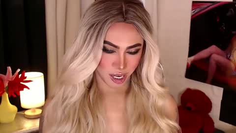 Snapshot of valentina_goddess_tsxxx chatting on February 6, 10:21 pm Amanda online show from February 6, 10:21 pm