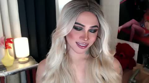 Snapshot of valentina_goddess_tsxxx chatting on February 16, 1:25 am Amanda online show from February 16, 1:25 am