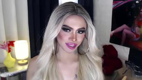 Snapshot of valentina_goddess_tsxxx chatting on February 25, 12:25 am Amanda online show from February 25, 12:25 am