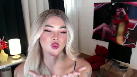 Snapshot of valentina_goddess_tsxxx chatting on March 4, 1:01 am Amanda online show from March 4, 1:01 am