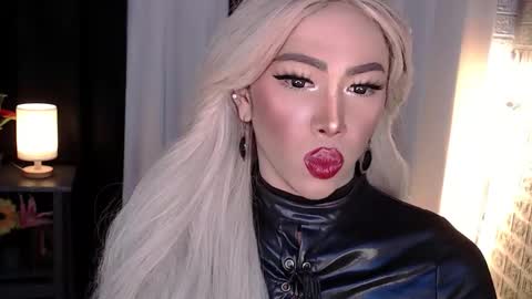 Snapshot of valentina_goddess_tsxxx chatting on November 7, 2:44 am Amanda online show from November 7, 2:44 am