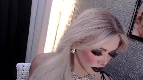 Snapshot of valentina_goddess_tsxxx chatting on November 12, 4:35 am Amanda online show from November 12, 4:35 am