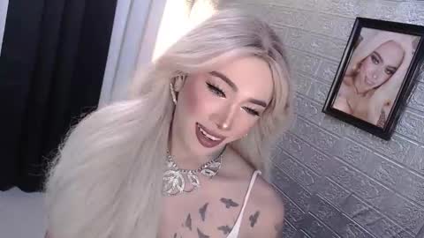 Snapshot of valentina_goddess_tsxxx chatting on November 13, 5:06 am Amanda online show from November 13, 5:06 am