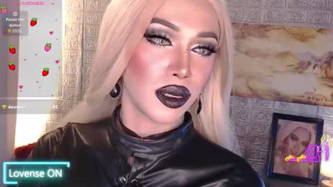 Snapshot of valentina_goddess_tsxxx chatting on November 20, 6:51 pm Amanda online show from November 20, 6:51 pm