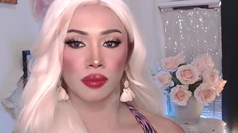 Snapshot of valentina_goddess_tsxxx chatting on February 15, 7:51 am Amanda online show from February 15, 7:51 am