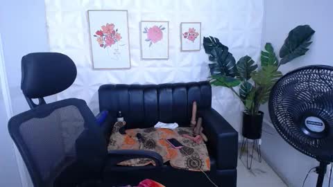 Snapshot of valentina_mature chatting on February 24, 10:08 pm Valentina online show from February 24, 10:08 pm