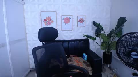 Snapshot of valentina_mature chatting on March 17, 8:45 pm Valentina online show from March 17, 8:45 pm