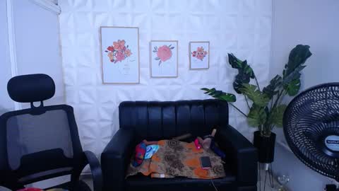 Snapshot of valentina_mature chatting on March 19, 7:07 pm Valentina online show from March 19, 7:07 pm