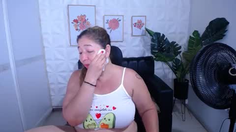 Snapshot of valentina_mature chatting on March 23, 8:35 pm Valentina online show from March 23, 8:35 pm