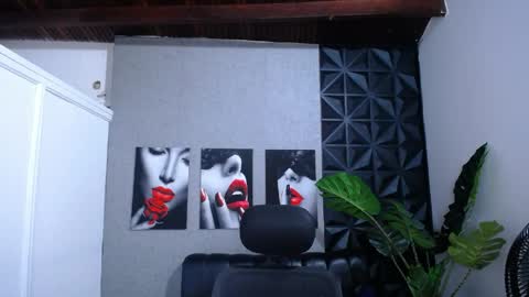 Snapshot of valentina_mature chatting on March 31, 8:53 pm Valentina online show from March 31, 8:53 pm