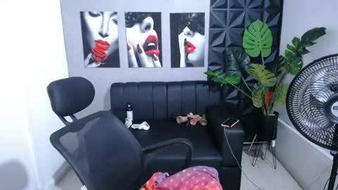 Snapshot of valentina_mature chatting on June 22, 11:35 pm Valentina online show from June 22, 11:35 pm