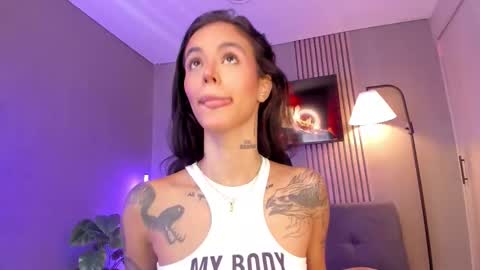 Snapshot of valentina_vegaa chatting on February 25, 3:32 pm Val online show from February 25, 3:32 pm