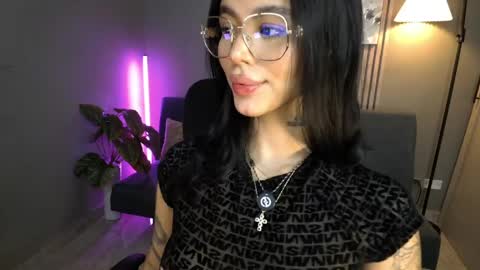 Snapshot of valentina_vegaa chatting on March 27, 3:12 pm Val online show from March 27, 3:12 pm